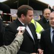 Preşedintele CJ Suceava, Gheorghe Flutur, prezentându-i premierului Emil Boc lucrările derulate în judeţ