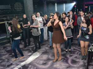 Paula a coborât în mijlocul dansatorilor, cântând şi dansând odată cu ei Foto: orasulsuceava.ro
