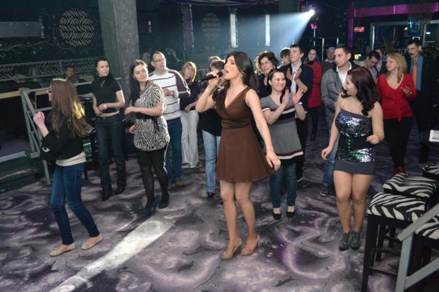 Paula a coborât în mijlocul dansatorilor, cântând şi dansând odată cu ei Foto: orasulsuceava.ro