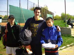 Andrei Ştefan Iacob (dreapta), alături de Mihai Vişan (în centru) şi Andrei Todoran (în stînga), câştigătorul, respectiv semifinalistul turneului de la Alba Iulia