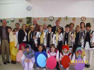 Copiii de la Centrul „Laurenţia Ulici” Humor, împreună cu oaspeţii olandezi