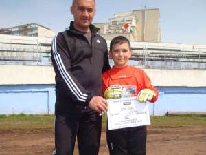 Cel mai bun portar în competiţia şcolilor s-a dovedit Cosmin Răzvan Nan, care s-a fotografiat la final alături de tatăl său
