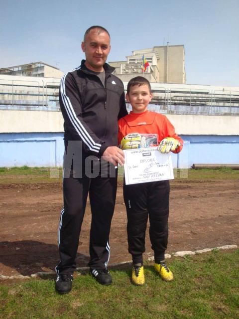 Cel mai bun portar în competiţia şcolilor s-a dovedit Cosmin Răzvan Nan, care s-a fotografiat la final alături de tatăl său