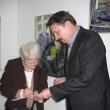 Alma Redlinger oferindu-i un autograf vicepreşedintelui CJ Suceava, Vasile Ilie