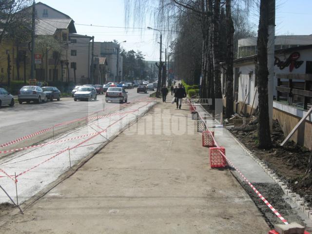 În faţa restaurantului Padrino s-a turnat beton şi s-au făcut amenajări specifice unei parcări, parcare care ar „muşca” cea mai mare parte a trotuarului