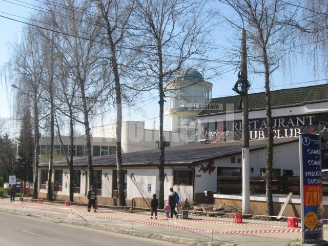 În faţa restaurantului Padrino s-a turnat beton şi s-au făcut amenajări specifice unei parcări, parcare care ar „muşca” cea mai mare parte a trotuarului