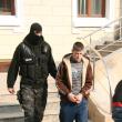 Benone Andrei Popa urmându-şi mama în arestul poliţiei