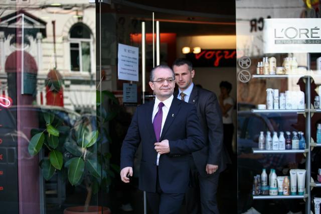 Boc s-a tuns la un salon de lux, unde a plătit 60 lei plus bacşiş Foto: MEDIAFAX