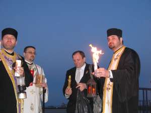 ÎPS Pimen i-a mulţumit ui Flutur pentru că a adus Lumina Sfântă de la Ierusalim