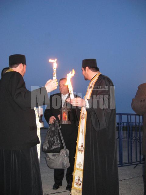 ÎPS Pimen i-a mulţumit ui Flutur pentru că a adus Lumina Sfântă de la Ierusalim