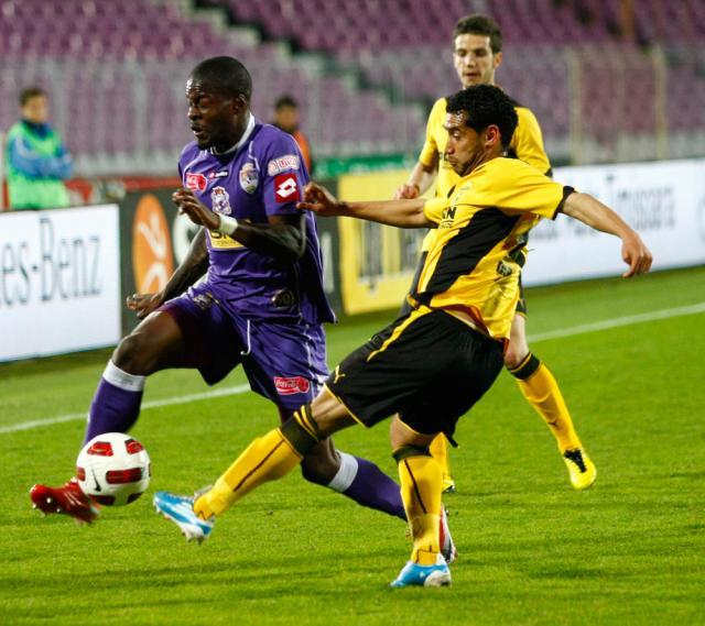 Tosaint Ricketts (stânga), de la Poli Timisoara, luptă pentru balon cu Williams da Silva (dreapta), de la FC Brasov Foto: Mediafax