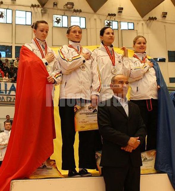 Ştefana Bălineanu, prima din stânga, la premierea concursului de luptă