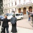 Zeci de romi au venit ieri la Palatul de Justiţie pentru a-i susţine pe cei şapte indivizi reţinuţi