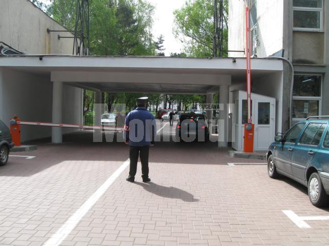 Accesul maşinilor în curtea din faţa Spitalului Suceava va fi permis din vară numai contra cost