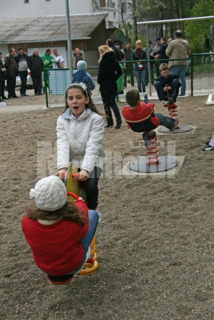 Copiii din cartierul George Enescu au un nou loc de joacă