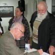 Valentin Ciucă, autorul Dicţionarului ilustrat al artelor frumoase din Moldova, acordând autografe
