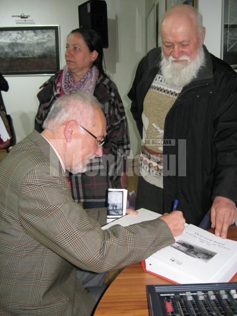 Valentin Ciucă, autorul Dicţionarului ilustrat al artelor frumoase din Moldova, acordând autografe