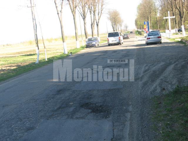 Drumul este plin de gropi si la intrarea in Liteni