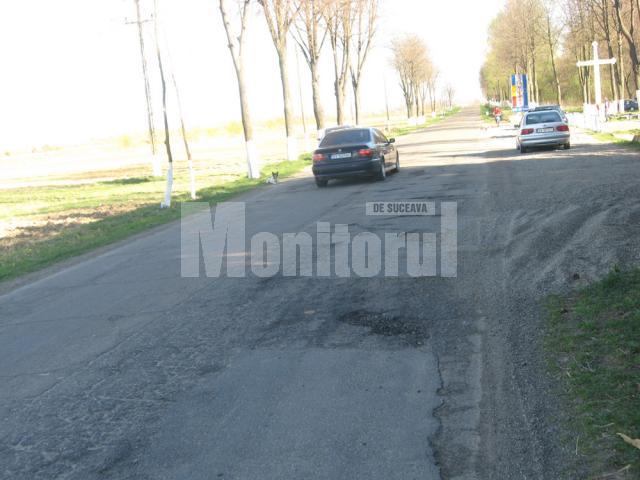 Drumul este plin de gropi si la intrarea in Liteni