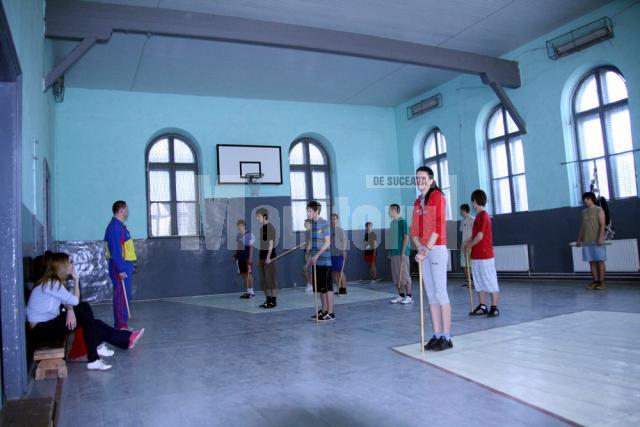 La Colegiul Ştefan cel Mare elevii fac sportul într o sală veche de un secol