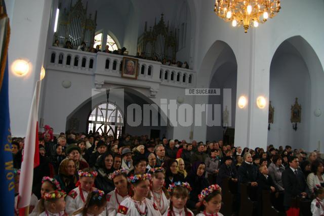 Bazilica Minor din Cacica a fost plină de credincioşi la liturghia de sâmbătă