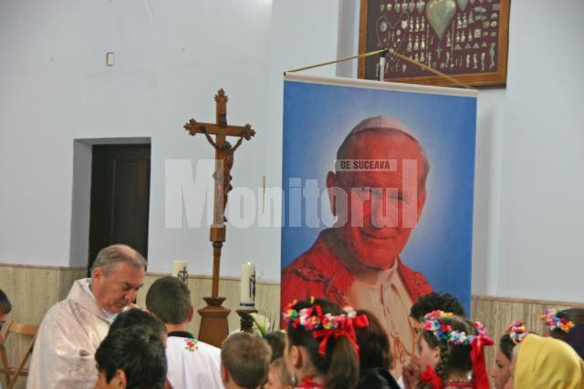 Câteva sute de credincioşi l-au omagiat pe Papa Ioan Paul al II-lea