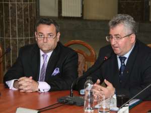 Primarul Ion Lungu (dreapta) şi directorul Adrem Invest, Adrian Bodea