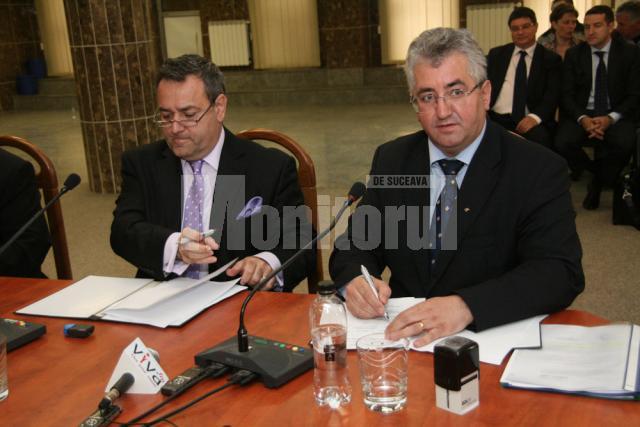 Primarul Ion Lungu si directorul Adrem Invest, Adrian Bodea, la semnarea contractului