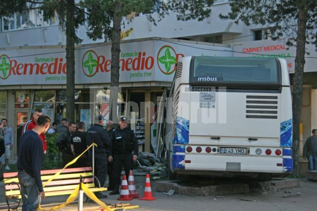 Maşina a ajuns până în peretele din sticlă al farmaciei Remedio