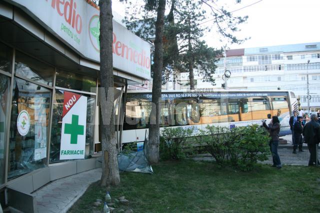 În urma impactului şoferul şi trei psageri au ajuns la spital, însă aceştia din urmă nu au avut nimic grav