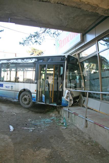 În urma impactului şoferul şi trei psageri au ajuns la spital, însă aceştia din urmă nu au avut nimic grav