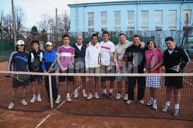 Alexandru Marasin centru tricou alb cu dunga rosie alturi de practicantii tenisului de la terenul unirea