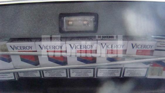 120 de pachete de ţigări marca Viceroy, într-un locaş special amenajat în aripile din faţă ale autoturismului