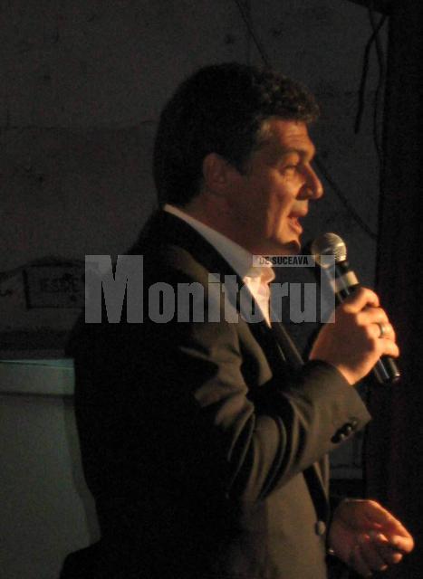 Adrian Păduraru, prezentatorul spectacolului