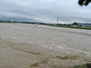 În privinţa riscurilor de inundaţii, se lucrează la digul de pe râul Suceava, din zona Iţcani până în zona Bazar