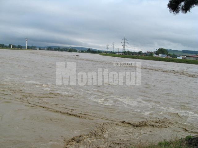 În privinţa riscurilor de inundaţii, se lucrează la digul de pe râul Suceava, din zona Iţcani până în zona Bazar