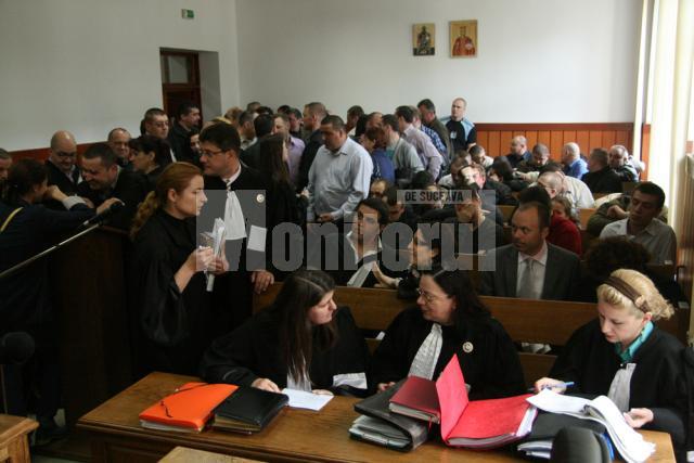 Sala în care s-a derulat procesul s-a dovedit mult prea mică pentru inculpaţi şi avocaţii acestora