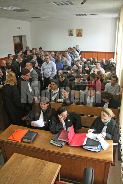 Sala în care s-a derulat procesul s-a dovedit mult prea mică pentru inculpaţi şi avocaţii acestora