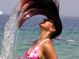Dermatologii spun că spălarea zilnică a părului nu este o necesitate Foto: Dragan SASIC