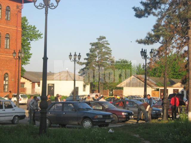Zeci de romi şi-au instalat de câteva zile cartierul general în parcarea Gării Suceava