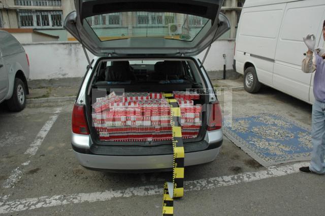 În maşina poliţistului fost găsite nu mai puţin de 3.000 de pachete de ţigări, cu o valoare de 30.000 de lei
