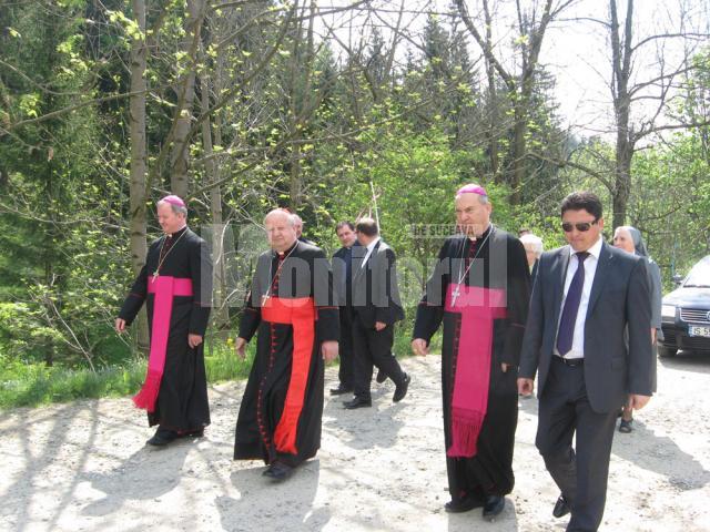 Cardinalul Stanisław Dziwisz , Excelenţa Sa Petru Gherghel, Episcopul Auxiliar de Iaşi Aurel Perca şi depuatul Ghervazen Longher