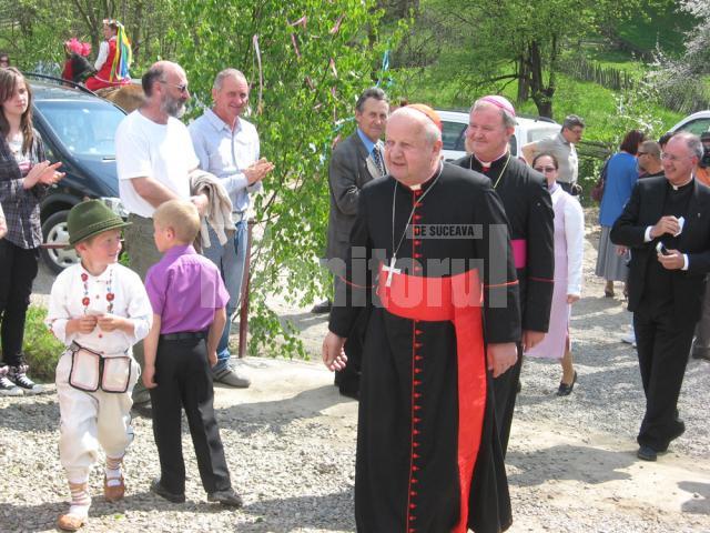 Cardinalul Stanisław Dziwisz,  primit cu aplauze de către credincioşi