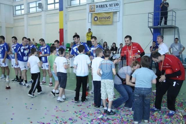 Studenţii au primit flori de la tinerele speranţe din handbalul sucevean