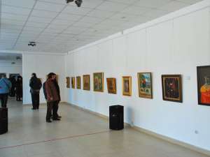 Pe simeze vor fi  expuse circa 50 de tablouri, semnate de tot atâţia pictori români consacraţi