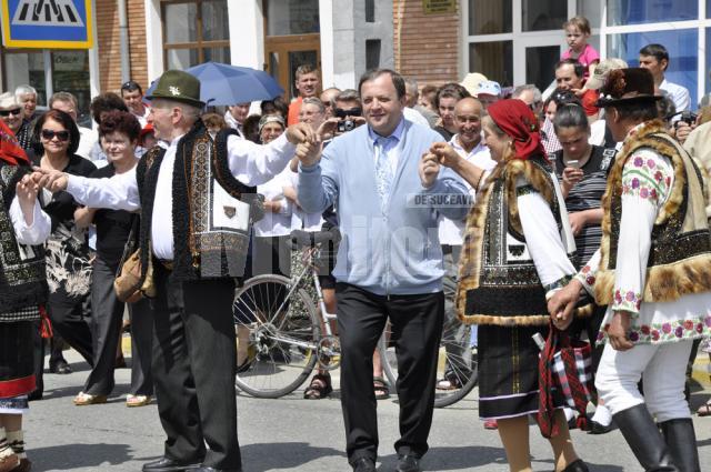 Gheorghe Flutur s-a prins în Hora Bucovinei, în centrul oraşului Frasin