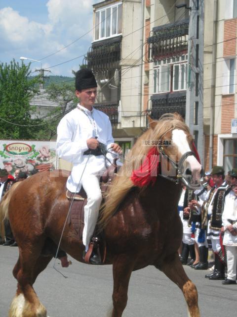 Feciori călare, la Hora Bucovinei