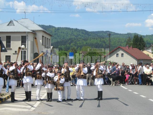 Momentul urcării oilor la munte, anunţat cu buciume