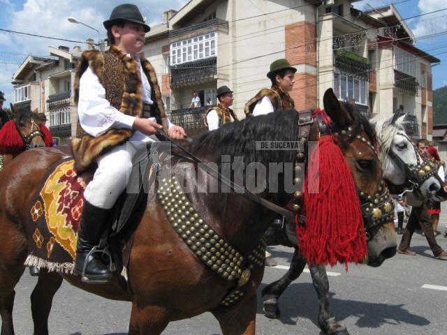 Tineri călăreţi de la munte