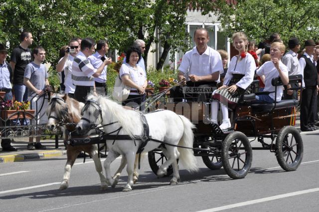 Trăsura trasă de ponei a făcut senzaţie în rândul spectatorilor